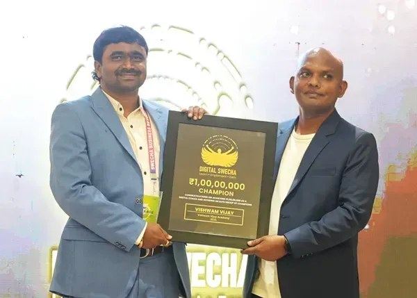 Vishwam Vijay receiving ₹1 Crore champion award